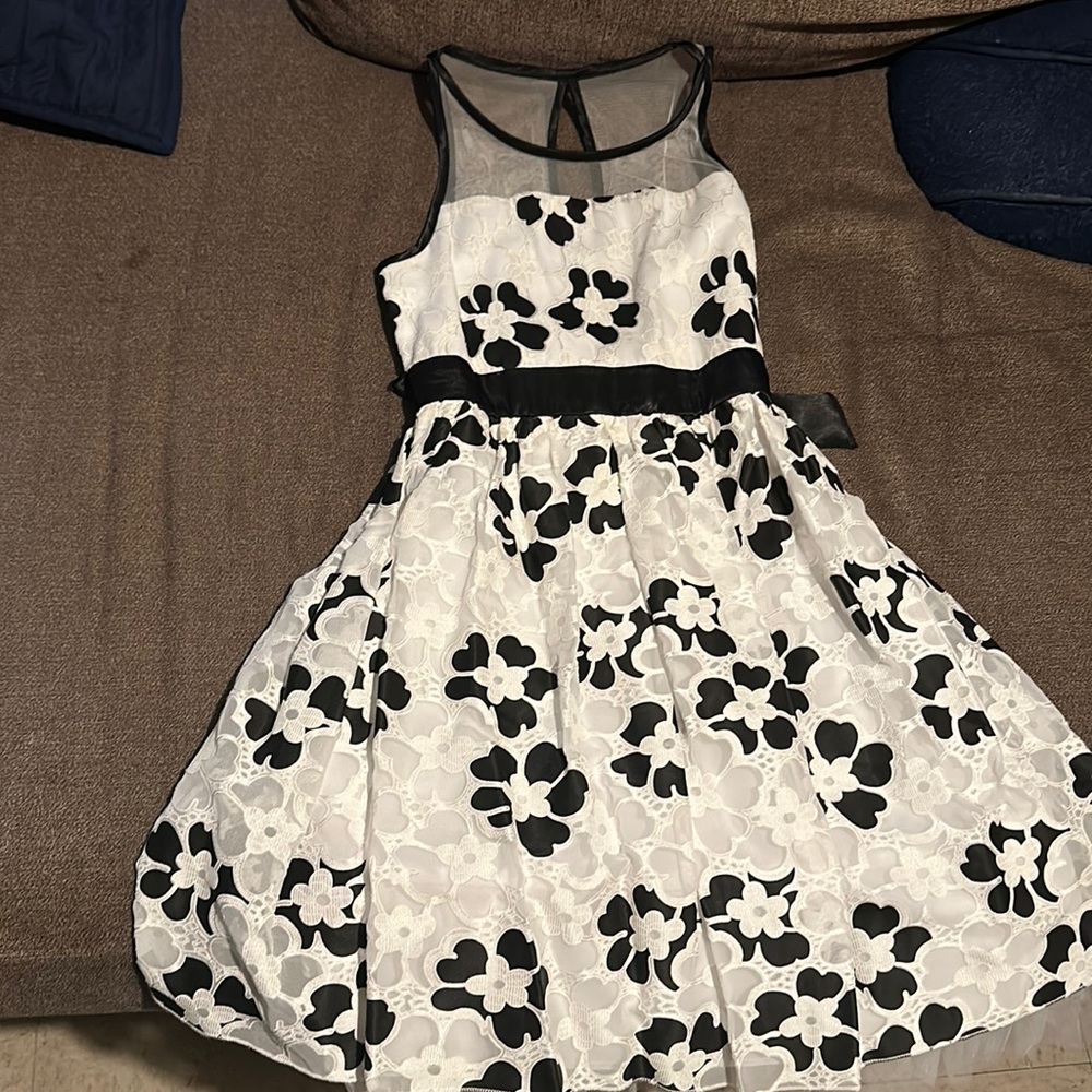 Girls sleeveless size 10 dress. Worned only once